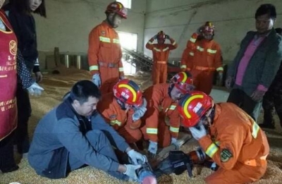 峨山男子被小型粮食皮带输送机“咬腿” 消防拆卸机器解救